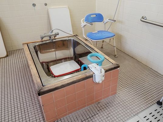 浴室の介助用浴槽  