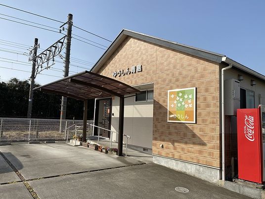 茶色い外壁の建物