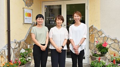 三名の職員が立つエントランス