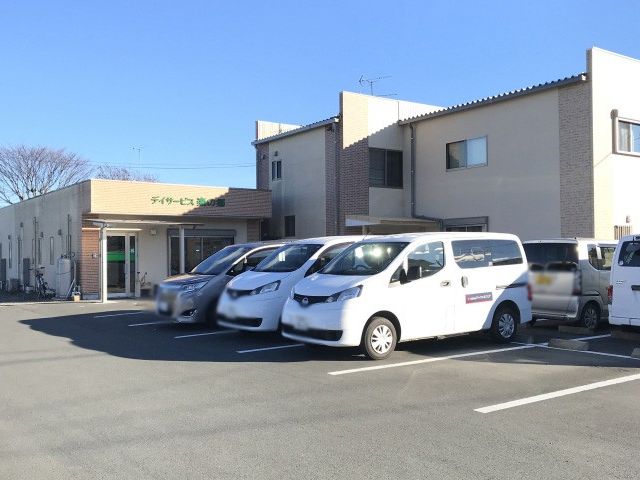 駐車場の外観 外観 広々とした駐車場があり、複数の車を停めることができます。快適な出勤環境が整っています。
