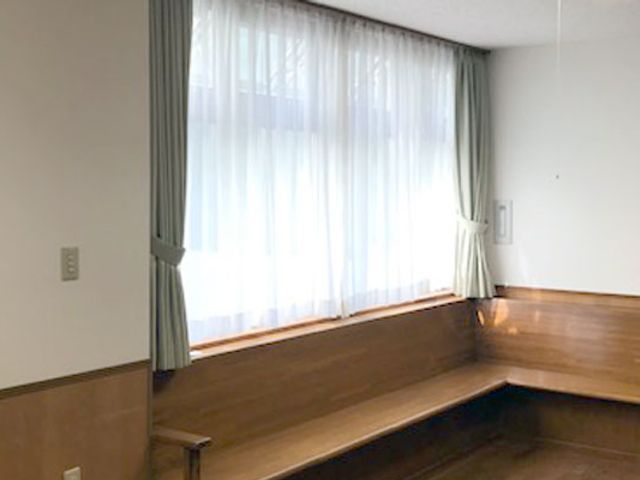 明るい空間の居室 居室 木のぬくもりが感じられる落ち着いた空間で、自然光が差し込んでいます。リラックスした時間を過ごせます。