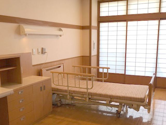 明るい和室の居室 居室 広々とした和室の居室は、自然光が心地よく差し込む明るい空間になっています。