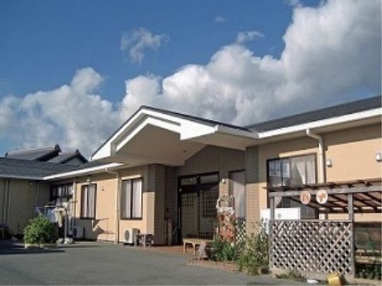 晴天の下の平屋建て施設