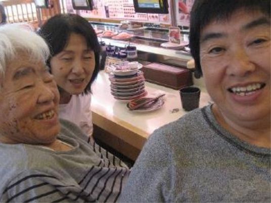 笑顔交わす利用者とスタッフ