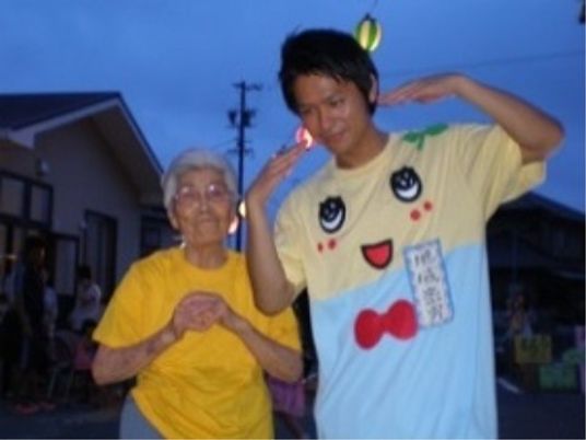 参加者のいる夕暮れ時のイベント