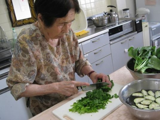料理をする高齢の女性