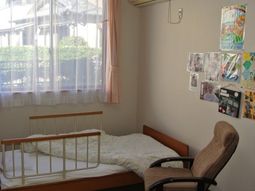 居室の椅子とベッド