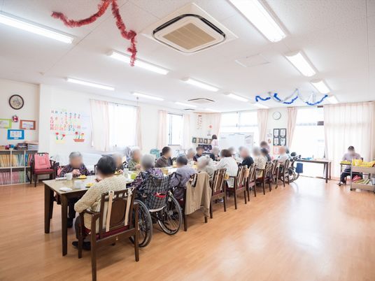 明るい食堂の様子