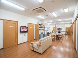 明るい廊下と居住者