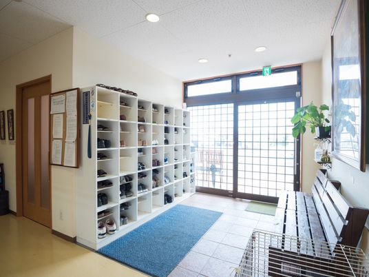 エントランスの靴箱とベンチ