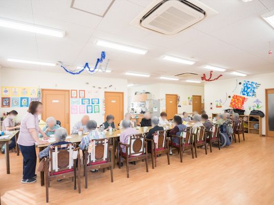 明るい食堂中の風景