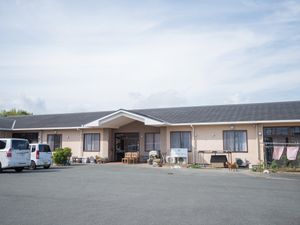 明るい日差しの外観