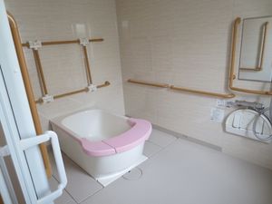 手すり付き浴槽の浴室  