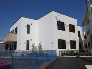 白い建物の外観  