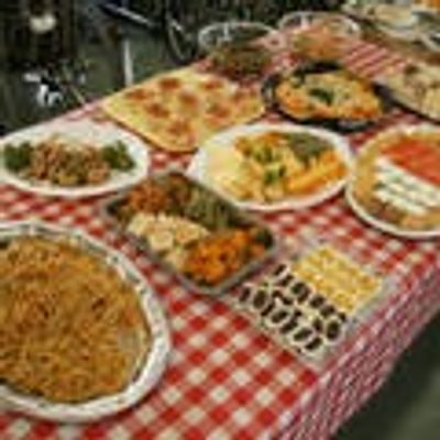 多様な料理のテーブル