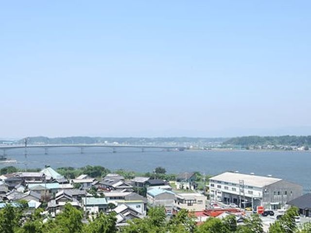 広がる景色の中庭 中庭   施設から見える広大な水辺の景色が、リラックスできる環境を提供します。