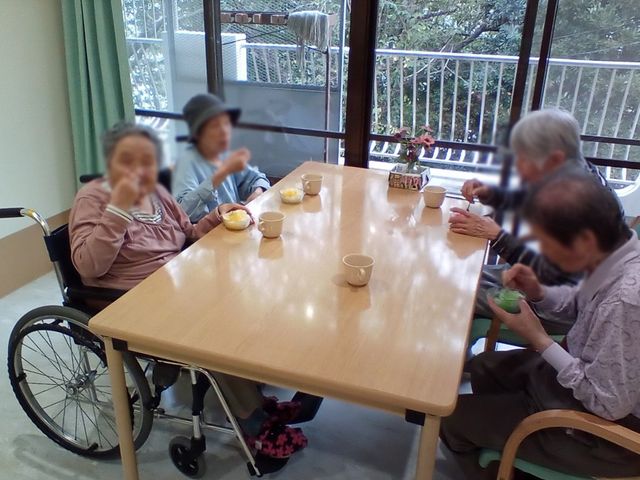 自然光豊かな食堂 食堂 自然光が差し込む明るい食事スペースです。車椅子の方もリラックスして過ごせます。