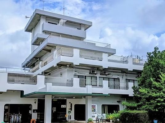 白い多層の建物外観  