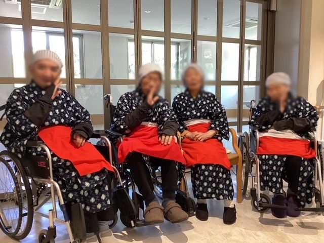 和室の住人たち エントランス 和装の方たちが車椅子でリラックスしている様子です。明るい空間で快適に過ごせます。
