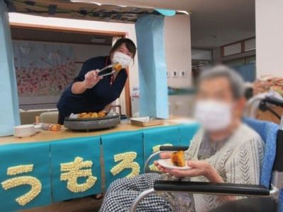 笑顔のスタッフと利用者の様子