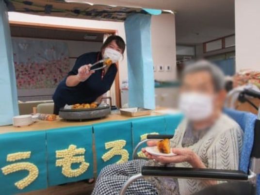 笑顔のスタッフと利用者の様子