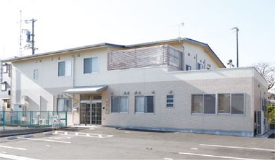 明るい建物の外観