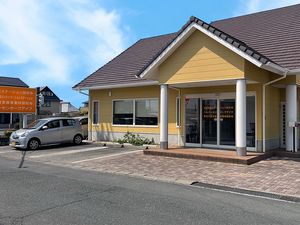 明るい建物の外観  