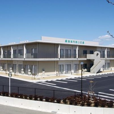 青空の建物外観