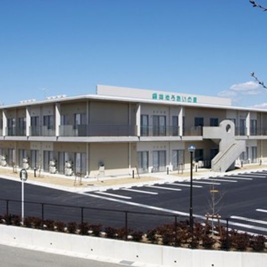 青空の建物外観