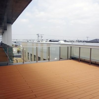 開放的なウッドデッキ