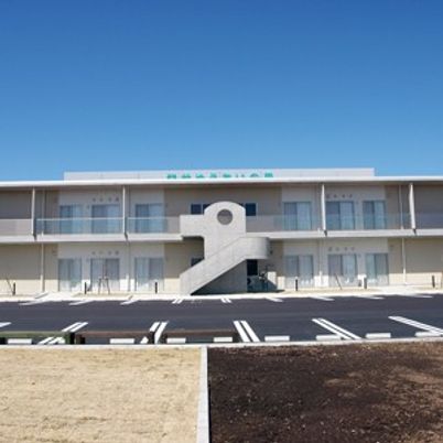 白い建物の外観