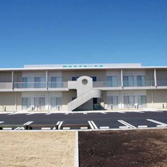 白い建物の外観