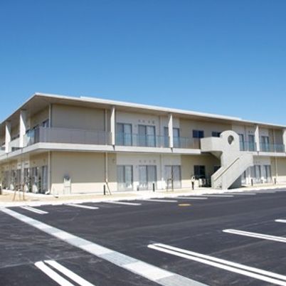 明るい建物の外観