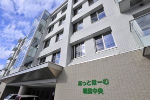 青空と建物の外観
