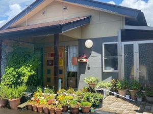 花に囲まれた玄関先  