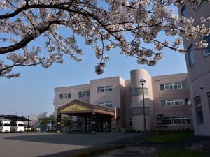 桜と施設外観