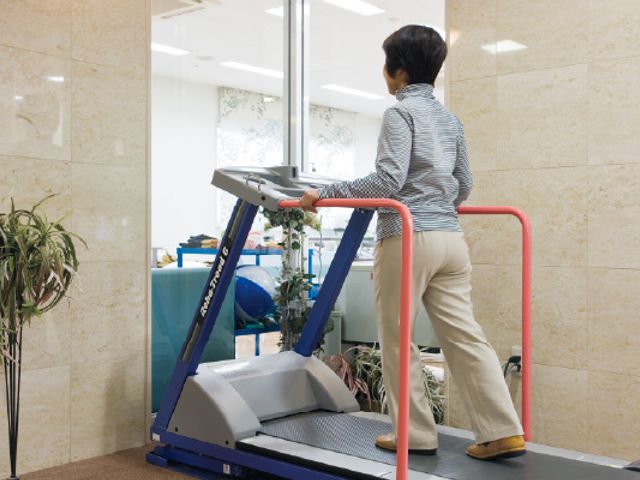 機能訓練室での運動 機能訓練室 明るい空間でのトレッドミルを使った訓練です。介護スタッフが快適に働ける環境です。