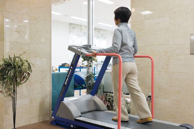機能訓練室での運動 機能訓練室 明るい空間でのトレッドミルを使った訓練です。介護スタッフが快適に働ける環境です。