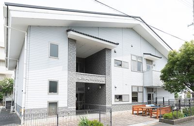 白い建物の外観