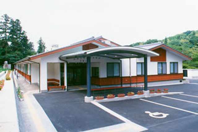 緑豊かな施設の外観 外観 緑に囲まれた落ち着いた佇まいです。車椅子に便利なスロープが完備されています。