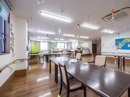 広々とした明るい食堂