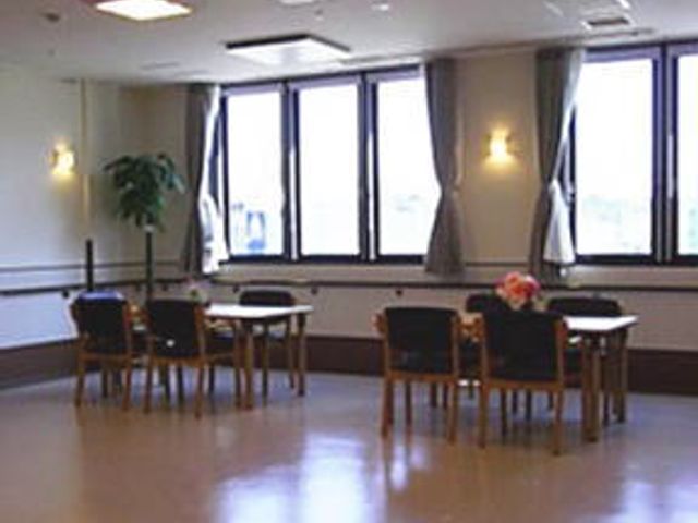 静かなラウンジ ラウンジ 自然光が差し込む落ち着いた空間です。テーブルを囲んでゆったりとした時間を過ごせます。