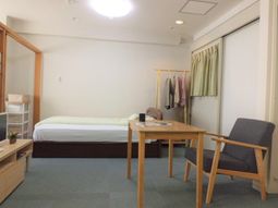 明るい居室の様子