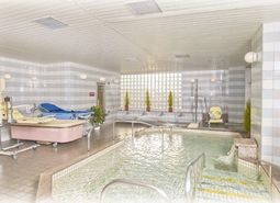 明るい浴室の設備