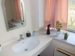 清潔な洗面台と窓辺