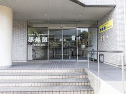 広々とした清潔なエントランス
