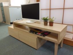 リビングのテレビ台と植物