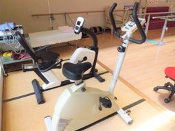 トレーニング器具のある室内