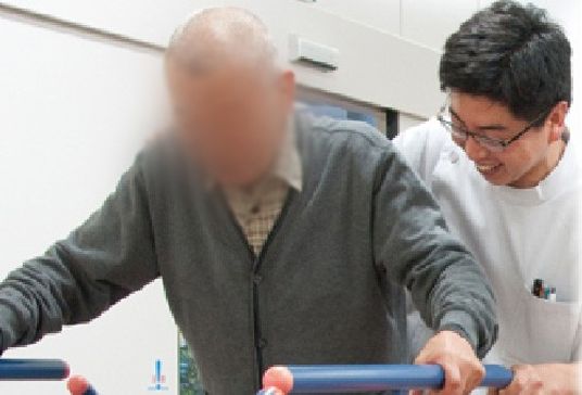 笑顔の介護スタッフ