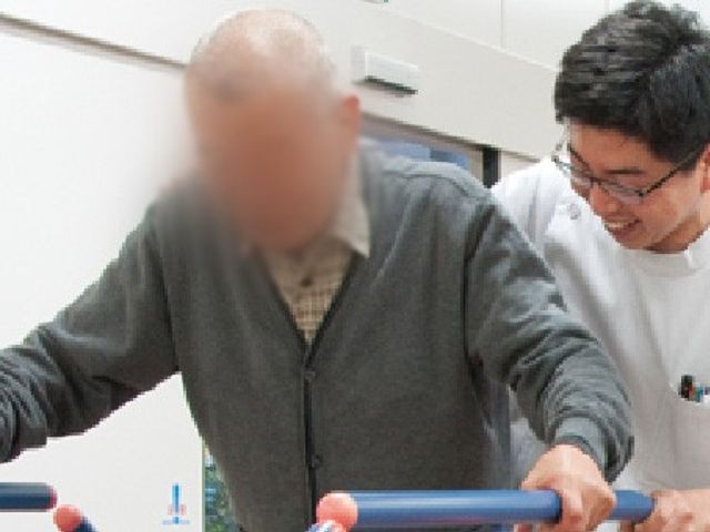 笑顔の介護スタッフ 機能訓練室 親切なスタッフのサポートで安心しながら歩行訓練が行えます。充実したサポート体制が魅力です。